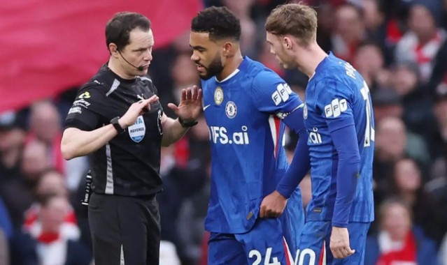 开云娱乐-内维尔质疑VAR解释，克拉滕伯格怒批：切尔西被剥夺明显点球|阿森纳|马克-克拉滕伯格|加里-内维尔|里斯·詹姆斯|德克兰-赖斯_新浪体育_新浪新闻