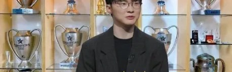 kaiyun sports-Faker：家人们喜欢奖杯，但更喜欢家里的青龙勋章