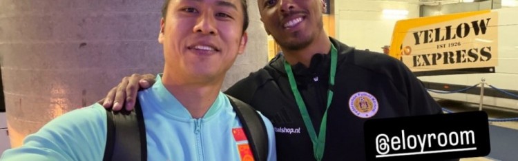 开云APP下载-张玉宁社媒晒和库拉索门将罗姆合影，两人曾在维特斯共事两个赛季